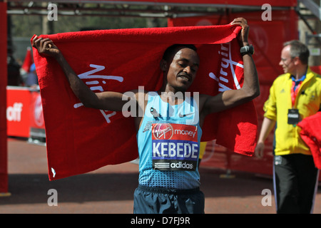 Tsegaye Kebede Wordofa von Äthiopien feiert nach dem Sieg der Herren 2013 Virgin London-Marathon Stockfoto