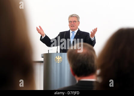 Berlin, Deutschland. 6. Mai 2013. Der deutsche Bundespräsident Joachim Gauck hält eine Rede im Schloss Bellevue in Berlin, Deutschland, 6. Mai 2013. Gauck ehrte verdiente Bürgerinnen und Bürger mit der Order of Merit anlässlich des Tages der "Giving Chancen durch Bildung". Foto: WOLFGANG KUMM/Dpa/Alamy Live News Stockfoto