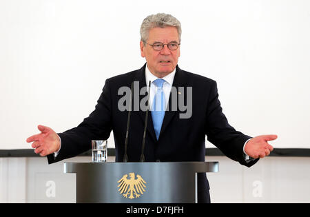 Berlin, Deutschland. 6. Mai 2013. Der deutsche Bundespräsident Joachim Gauck hält eine Rede im Schloss Bellevue in Berlin, Deutschland, 6. Mai 2013. Gauck ehrte verdiente Bürgerinnen und Bürger mit der Order of Merit anlässlich des Tages der "Giving Chancen durch Bildung". Foto: WOLFGANG KUMM/Dpa/Alamy Live News Stockfoto