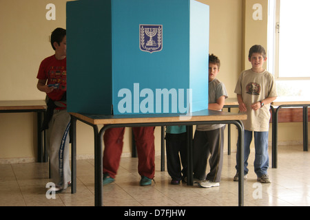 Tag der Wahlen in Kammon, Misgav (28. März 2006) Stockfoto