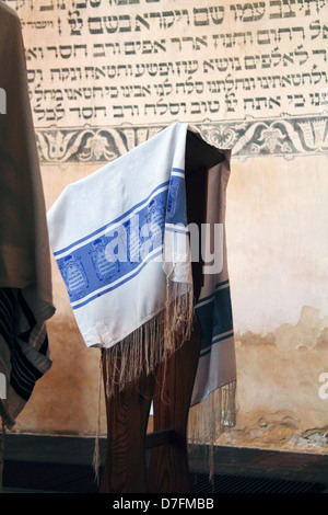 Gebet-Schals (Tallit) und jüdischen Gebete In Hebräisch geschrieben in Tykocin (Tiktin) Synagoge an der Wand Stockfoto