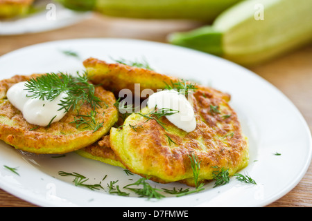 Zucchini Pfannkuchen auf einem Teller mit grünen Stockfoto