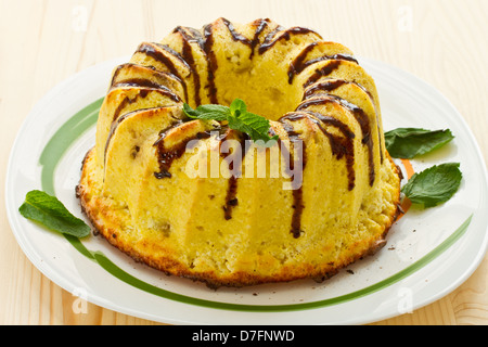 Kasserolle, hergestellt aus Milch Quark mit Früchten und Nüssen Stockfoto