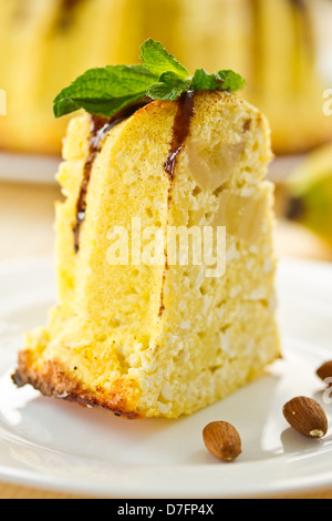 Kasserolle, hergestellt aus Milch Quark mit Früchten und Nüssen Stockfoto