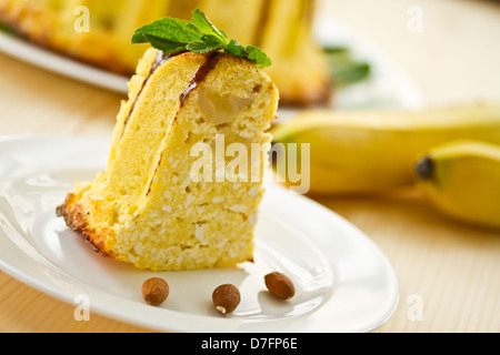 Kasserolle, hergestellt aus Milch Quark mit Früchten und Nüssen Stockfoto