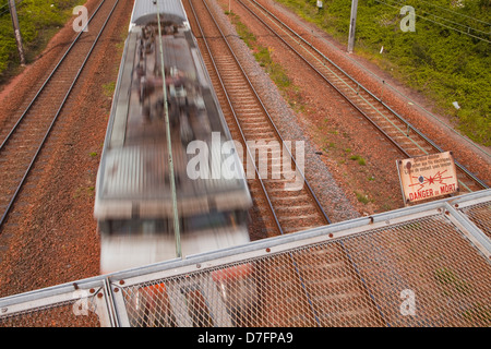 Ein Gefahrenzeichen über Eisenbahn Linien Warnung von den Freileitungen. Stockfoto