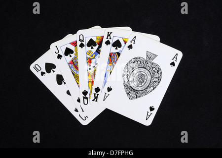 Royal Flush Pokerhand in den Spaten Anzug vor einem schwarzen Hintergrund. Stockfoto