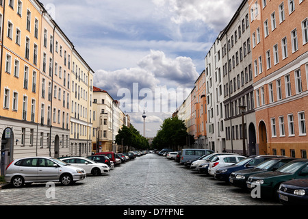 Berlin-Deutschland - 10. Juni 2012: Abnehmende Perspektive, Ansicht Gebäude blockiert, die Strecken entlang der Strelitzer Straße große Stockfoto