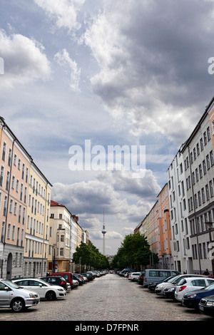 Berlin-Deutschland - 10. Juni 2012: Abnehmende Perspektive, Ansicht Gebäude blockiert, die Strecken entlang der Strelitzer Straße große Stockfoto