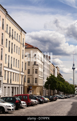 Berlin-Deutschland - 10. Juni 2012: Abnehmende Perspektive, Ansicht Gebäude blockiert, die Strecken entlang der Strelitzer Straße große Stockfoto