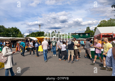 Berlin-Deutschland - 10. Juni 2012: Große Menge Menschen zu Fuß durch Eingang Sonntag Flohmarkt am Mauerpark statt. Stockfoto