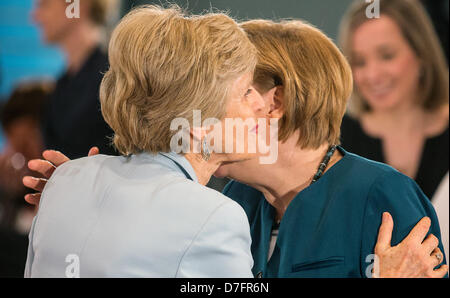 Berlin, Deutschland. 7. Mai 2013. Deutsche Kanzlerin Angela Merkel (R) grüßt Verlag Friede Springer (L) bei einem Treffen in der Reichskanzlei in Berlin, Deutschland, 7. Mai 2013. Merkel traf Frauen in Führungspositionen für Gespräche. Foto: HANNIBAL/Dpa/Alamy Live News Stockfoto