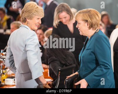 Berlin, Deutschland. 7. Mai 2013. Deutsche Kanzlerin Angela Merkel (R) grüßt Verlag Friede Springer (L) bei einem Treffen in der Reichskanzlei in Berlin, Deutschland, 7. Mai 2013. Merkel traf Frauen in Führungspositionen für Gespräche. Foto: HANNIBAL/Dpa/Alamy Live News Stockfoto