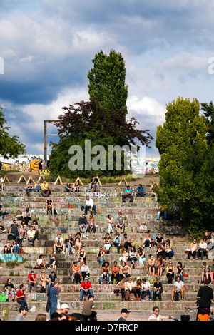 Berlin-Deutschland - 10. Juni 2012: Frühsommer Sonntagnachmittag im Mauerpark Amphitheater. Manu Menschen sitzen auf Stein Stockfoto