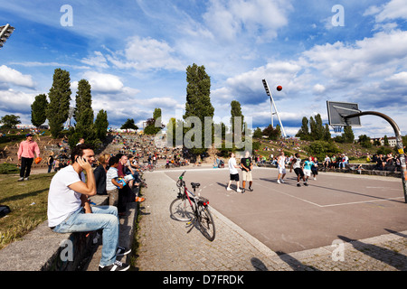 Berlin-Deutschland - 10. Juni 2012: Frühsommer Sonntagnachmittag am Mauerpark. Gruppe Menschen sind umgeben von Basketball spielen. Stockfoto