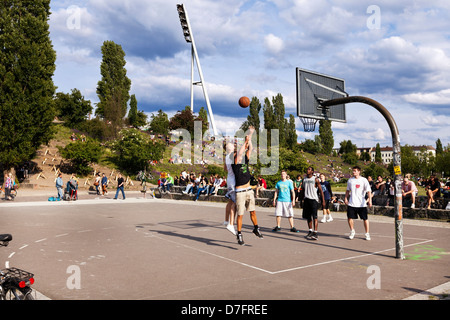 Berlin-Deutschland - 10. Juni 2012: Frühsommer Sonntagnachmittag am Mauerpark. Gruppe Menschen sind umgeben von Basketball spielen. Stockfoto