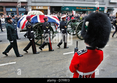 DER SARG VON BARONESS THATCHER BEWEGUNGEN ENTLANG FLEET STREET LONDON AUF EINER LAFETTE IN RICHTUNG ST. PAULS KATHEDRALE 17.04.2013 Stockfoto