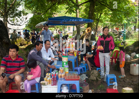 Sapa, Northeast Vietnam - Menschen Entspannung im Freien am Sonntag Stockfoto