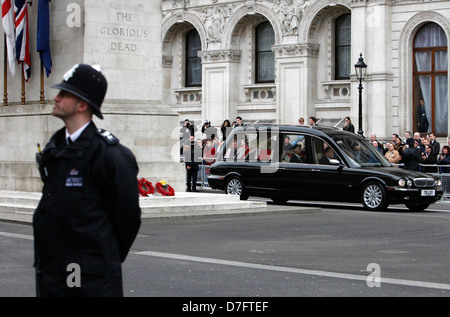 17.04.2013 übergibt der Leichenwagen mit Margaret Thatcher Sarg das Kenotaph in Whitehall während der feierlichen militärischen Beerdigung. Stockfoto