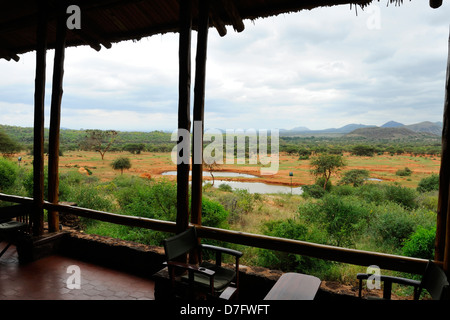 Blick über Wasserloch von Kilaguni Serena Lodge in Tsavo West Nationalpark, Kenia, Ostafrika Stockfoto