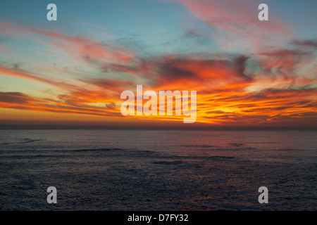 Sonnenuntergang Himmel über dem Atlantik von Camps Bay Cape Town Stockfoto
