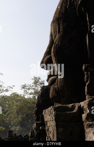 Einer der mehr als 200 geschnitzten Köpfe die Bayon, der Staatstempel im Zentrum von Angkor Thom dominieren. Stockfoto