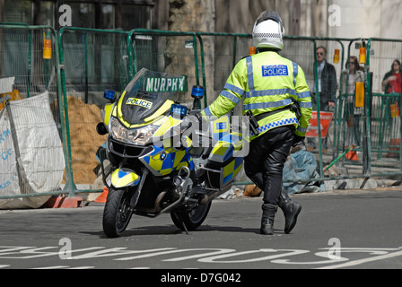 London, England, Vereinigtes Königreich. Metropolitan Police Officer mit BMW R1200RT Motorrad Stockfoto