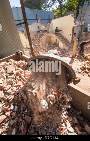 Abriss eines Hauses, so dass eine neue gebaut, Defence Colony, Delhi, Indien Stockfoto