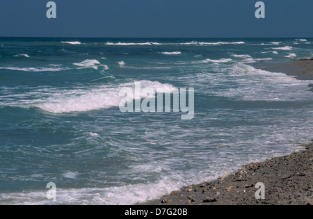 Wellen des Mittelmeers durch die Strand Sidney Ali in Herzliya Stockfoto