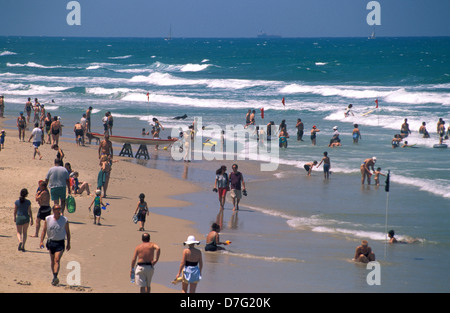 Badegäste am Strand von Sidney Ali in Herzliya Stockfoto