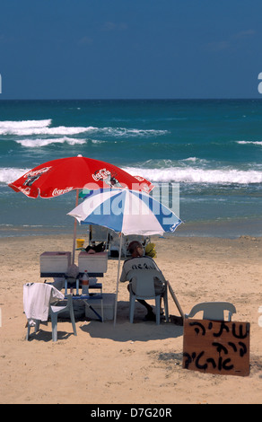 Eis am Stiel Verkäufer am Strand von Sidney Ali in Herzliya Stockfoto