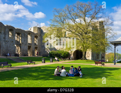 Menschen sitzen auf dem Rasen in der Begründung der Newark Castle Newark-on-Trent Nottinghamshire England UK GB EU Europa Stockfoto