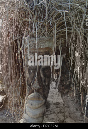 seltsame Holzskulptur gesehen auf einer karibischen Insel namens Guadeloupe Stockfoto