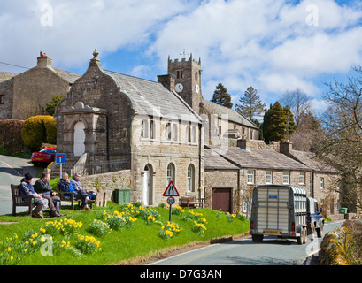 Yorkshire dales Muker Village Pferdekutschen werden durch Muker Village Muker North Yorkshire Dales National Park North Yorkshire England UK gefahren Stockfoto