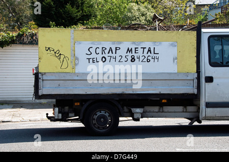 Van mit Schrott geschrieben auf der Seite, Highbury, London Borough of Islington, England, UK Stockfoto