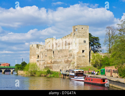 Newark Castle und Boote auf dem Fluss Trent Newark-on-Trent Nottinghamshire England UK GB EU Europa Stockfoto