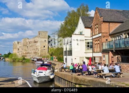 Newark Castle mit Leuten saß vor einem Pub des Flusses Trent Newark-on-Trent Nottinghamshire England UK GB EU Europe Stockfoto