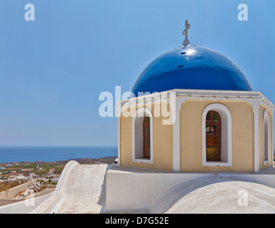 Ein Bild von einem typischen blauen Kuppelkirche in Fira auf der griechischen Insel Santorini. Stockfoto