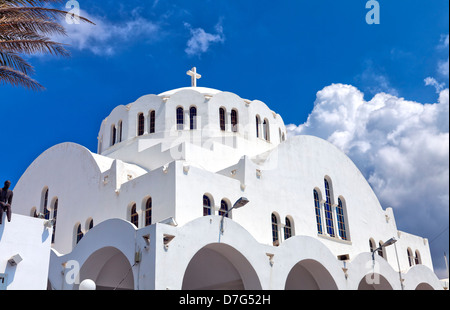 Die orthodoxe Kathedrale in der Hauptstadt Fira auf der griechischen Insel Santorin gelegen. Stockfoto