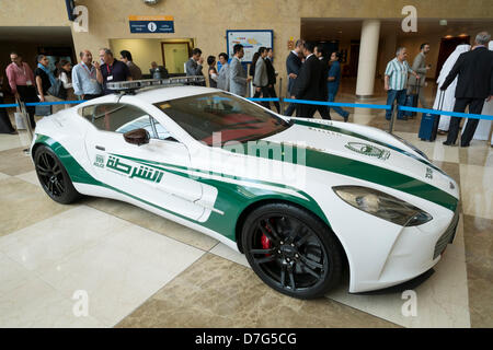 Dubai, Vereinigte Arabische Emirate. 7. Mai 2013; Hohe Leistung Aston Martin One-77 Dubai Polizeiwagen auf dem Display im World Trade Center in Dubai Vereinigte Arabische Emirate. Bildnachweis: Iain Masterton / Alamy Live News Stockfoto