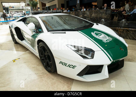 Dubai, Vereinigte Arabische Emirate. 7. Mai 2013. High-Performance Lamborghini Aventador Dubai Polizei Auto auf dem Display im World Trade Center in Dubai Vereinigte Arabische Emirate. Bildnachweis: Iain Masterton / Alamy Live News Stockfoto