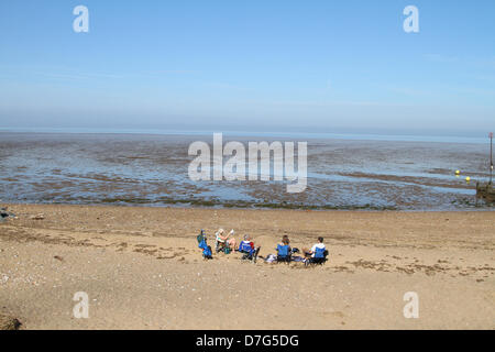 Heacham, Norfolk, Großbritannien. 6. Mai 2013. Eine Gruppe von Menschen setzen ihre Behauptung früh am Strand von Heacham, West Norfolk, wie es vorausgesagt ist heute der heißeste Tag des Jahres so weit sein. Bildnachweis: Paul Marriott Photography / Alamy Live News Stockfoto