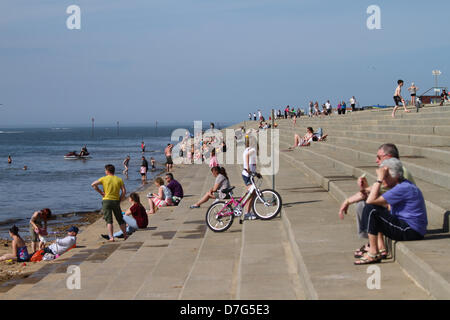 Heacham, Norfolk, Großbritannien. 6. Mai 2013. Die Promenade Schritte erhalten beschäftigt, wie die Flut bewegt sich mit Heacham, West Norfolk, was der heißeste Tag des Jahres so weit gewesen zu sein scheint. Bildnachweis: Paul Marriott Photography / Alamy Live News Stockfoto