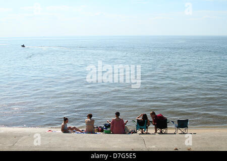 Heacham, Norfolk, Großbritannien. 6. Mai 2013. Eine Gruppe von Menschen haben auf der Promenade Schritte zu bewegen, wie die Flut an Heacham, West Norfolk kommt. Bildnachweis: Paul Marriott Photography / Alamy Live News Stockfoto