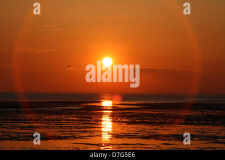 Heacham, Norfolk, Großbritannien. 6. Mai 2013. Die Sonne schließlich untergeht, nach dem, was möglicherweise die heißesten war Tag des Jahres so weit in Heacham, Peterborough West Norfolk © Paul Marriott Photography, 72 Portchester schließen, Park Farm. PE2 8UP.     Bildnachweis: Paul Marriott / Alamy Live News Stockfoto