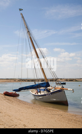 Yacht auf Fluss Blackwater bei Ebbe, West Mersea Mersea Island, Essex, England Stockfoto