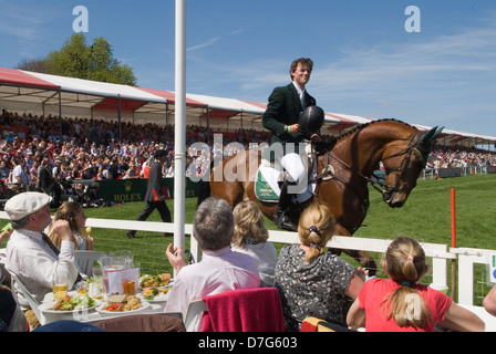 Sam Watson, Team Ireland Riding Horseware Bushman. Badminton Horse Trials mit seinem Pferd Gloucestershire 2013. Die Parade der Wettbewerber in der Hauptarena. 4. Mai 2013 2010, UK HOMER SYKES Stockfoto