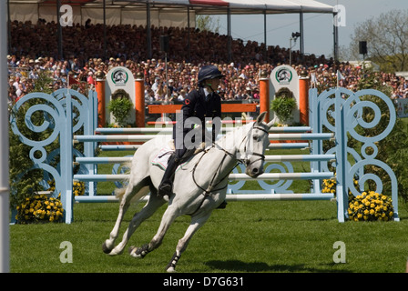 Badminton Horse Trials Gloucestershire 2013 Vereinigtes Königreich. Zuschauer sehen die Show in der Hauptarena springen. 2010s HOMER SYKES Stockfoto