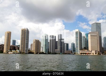 Miami Florida, Skyline der Innenstadt, Brickell Financial District, Wasserhimmel an der Biscayne Bay, Wolken, Bürogebäude, Skyline der Stadt, Hochhaus-Skyscr Stockfoto