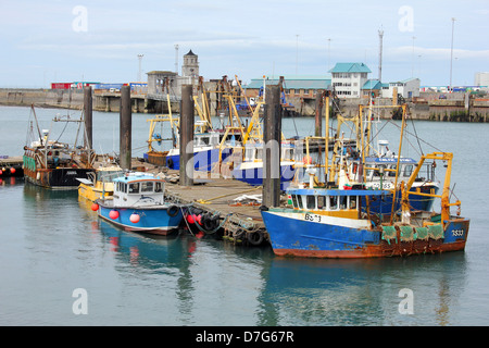 Angelboote/Fischerboote vertäut im Hafen von Holyhead Fisch Stockfoto